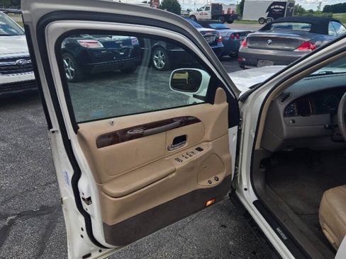 Used 1998 Lincoln Town Car Executive RWD image 13