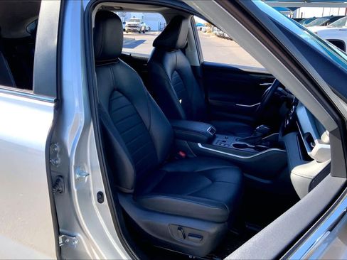 Used 2023 Toyota Highlander XLE image 8