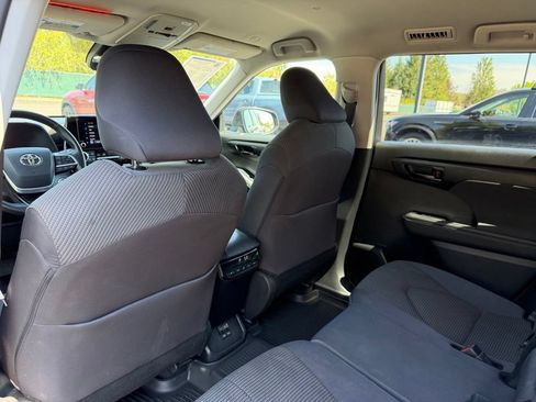 Used 2024 Toyota Highlander LE AWD/4WD image 33