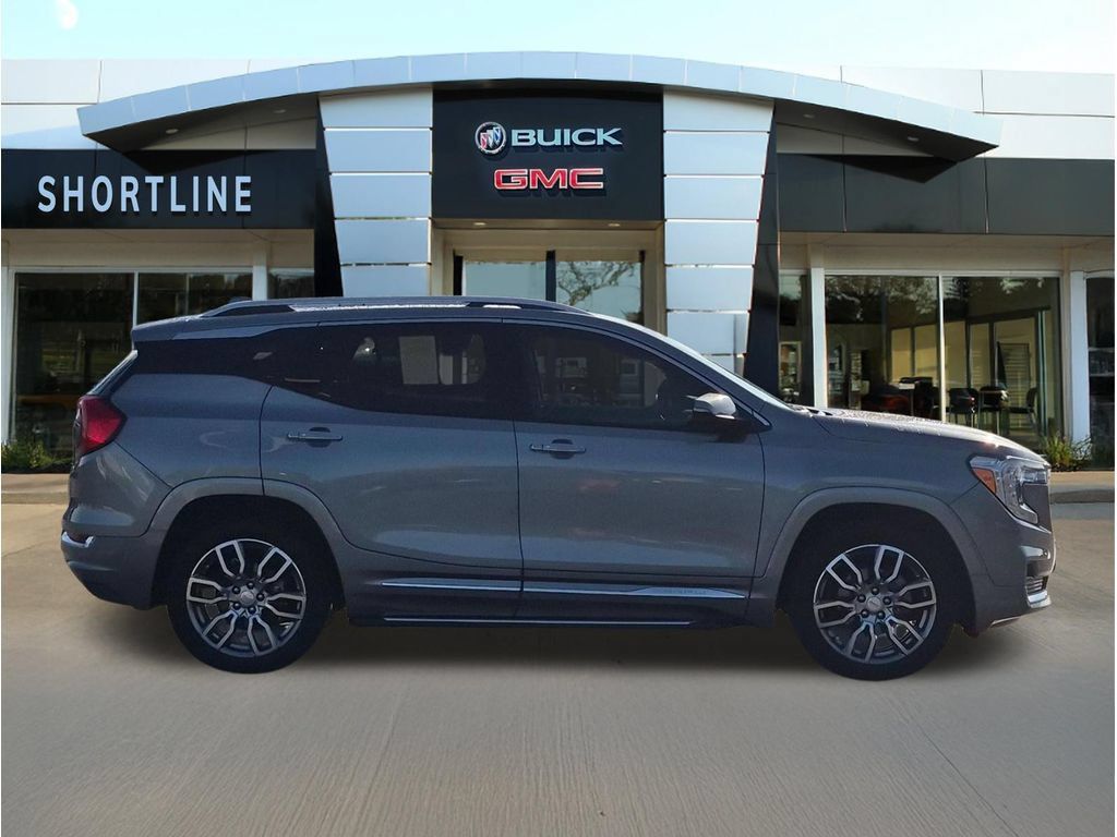 Used 2023 GMC Terrain Denali w/ Denali Premium Package AWD/4WD image 2