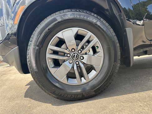 Used 2025 Nissan Frontier SV RWD image 11