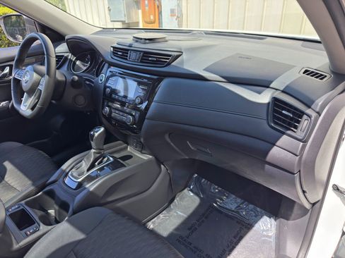 Used 2017 Nissan Rogue SV FWD image 14