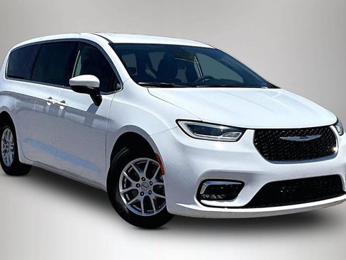 Used 2023 Chrysler Pacifica Touring-L FWD image 1