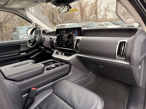 Used 2025 Ford Expedition Platinum image 55