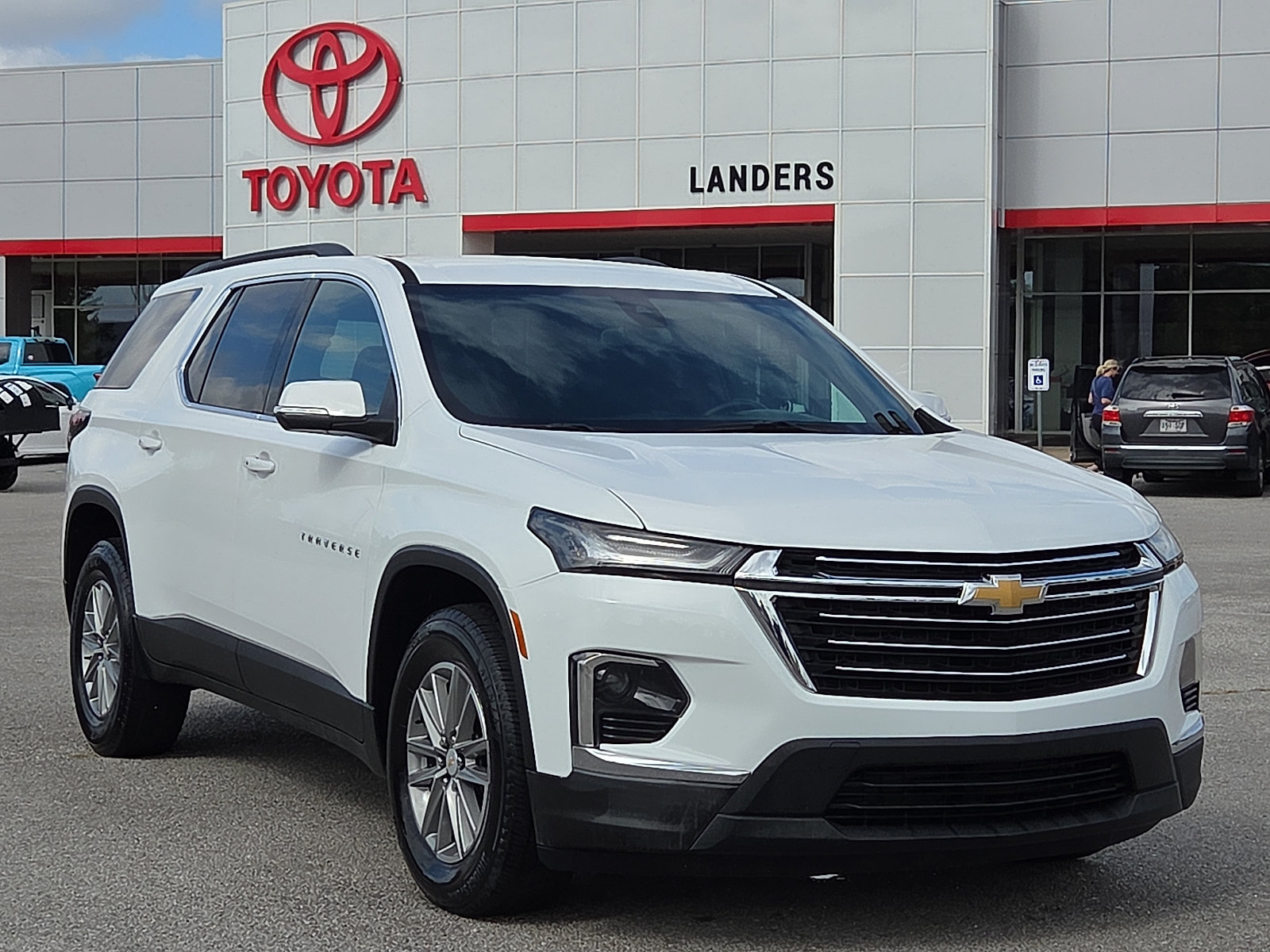 Used 2023 Chevrolet Traverse LT FWD image 1