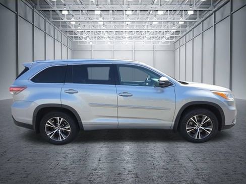 Used 2016 Toyota Highlander XLE AWD/4WD image 11