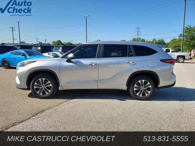 Used 2023 Toyota Highlander XLE FWD image 2