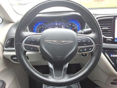 Used 2022 Chrysler Pacifica Touring-L image 11