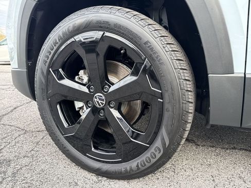 New 2026 Volkswagen Taos SEL image 8