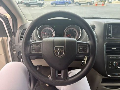 Used 2018 Dodge Grand Caravan SE w/ UConnect Hands-Free Group image 15