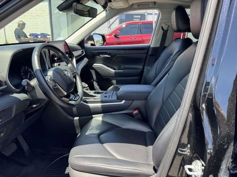 Used 2021 Toyota Highlander XLE AWD/4WD image 21
