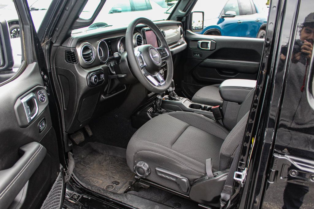 Used 2023 Jeep Wrangler Unlimited Sahara w/ Cold Weather Group AWD/4WD image 23
