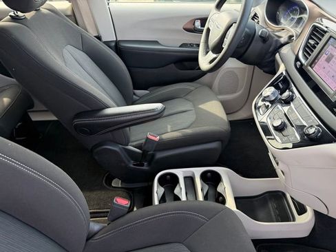 Used 2023 Chrysler Voyager LX FWD image 23