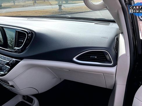 Used 2024 Chrysler Pacifica Touring-L image 16