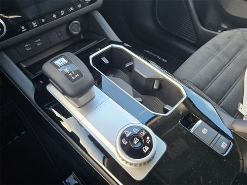 New 2025 Mitsubishi Outlander SE image 11