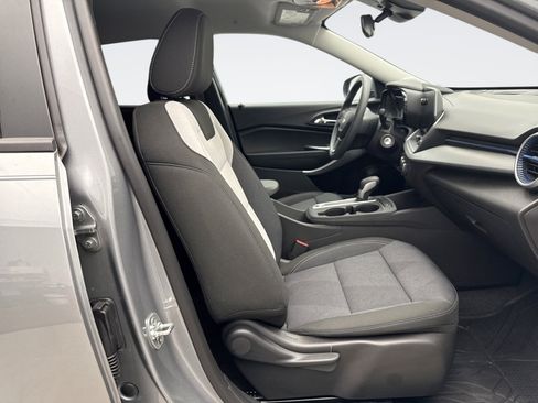 Used 2025 Chevrolet Trax LS w/ LS Convenience Package FWD image 17