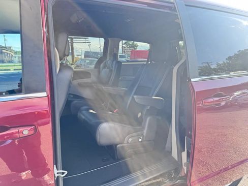 Used 2019 Dodge Grand Caravan SXT FWD image 17