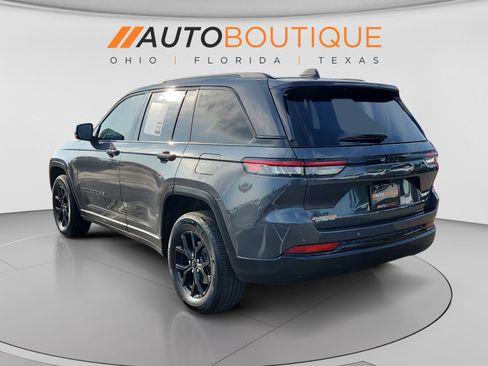 Used 2025 Jeep Grand Cherokee Altitude AWD/4WD image 3