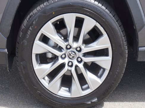 Used 2022 Toyota RAV4 XLE Premium AWD/4WD image 7