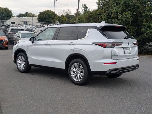 New 2025 Mitsubishi Outlander ES image 6