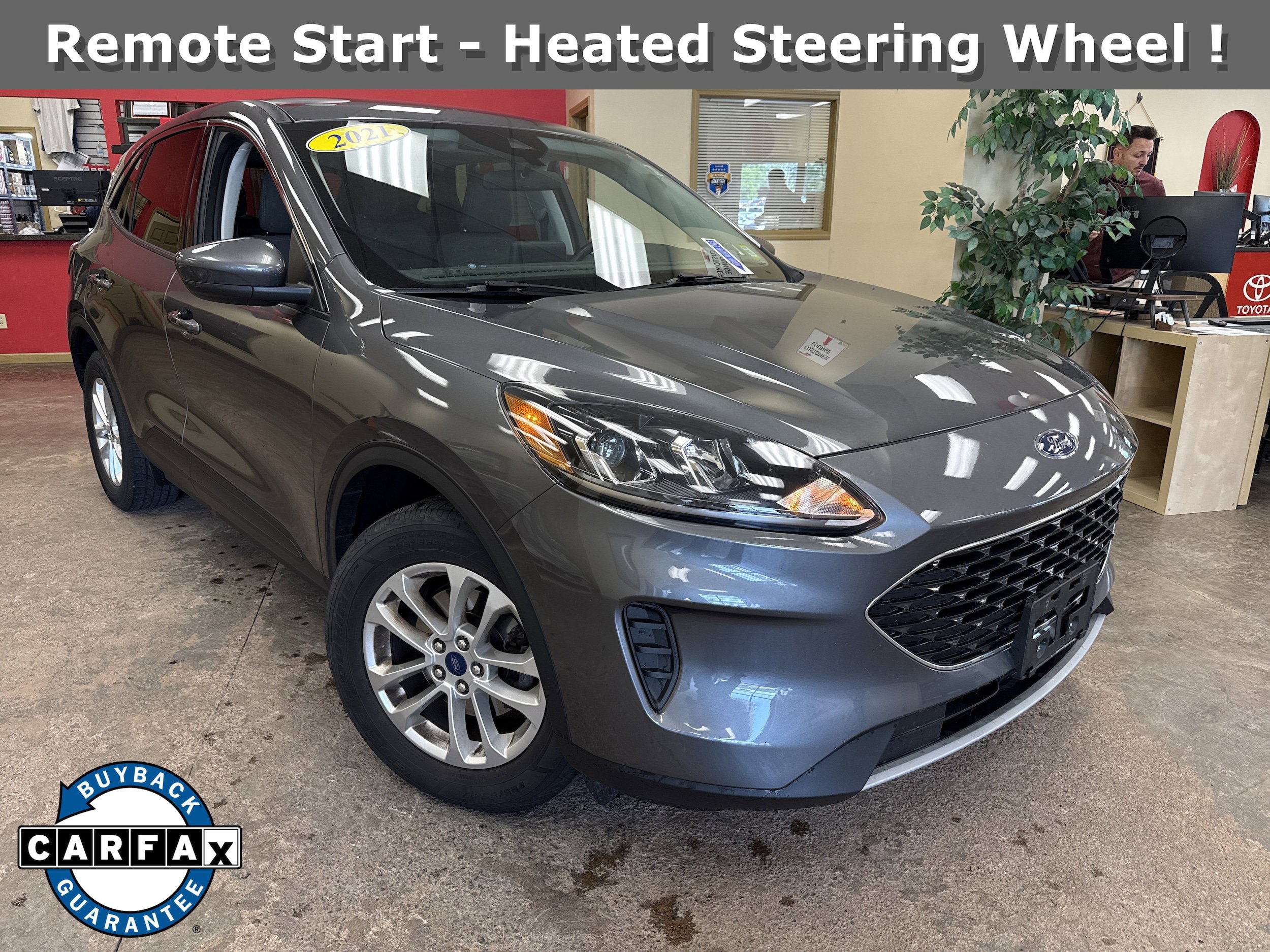 Used 2021 Ford Escape SE w/ Cold Weather Package AWD/4WD image 1