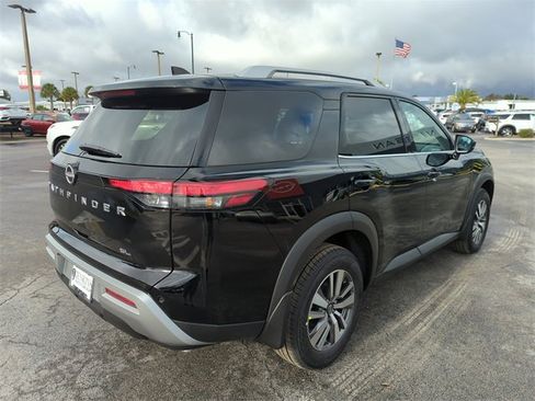 New 2025 Nissan Pathfinder SL image 3