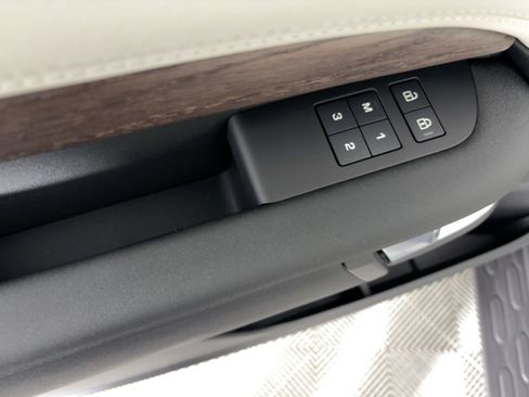 New 2026 Land Rover Discovery S image 14