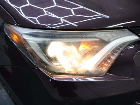 Used 2018 Toyota RAV4 LE AWD/4WD image 26