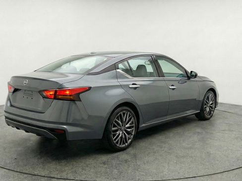 Used 2025 Nissan Altima 2.5 SV FWD image 9