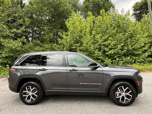 Used 2024 Jeep Grand Cherokee Limited AWD/4WD image 5