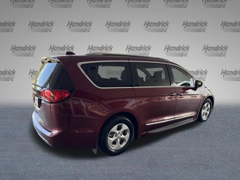 Used 2017 Chrysler Pacifica Touring-L Plus w/ Advanced Safetytec Group FWD image 9