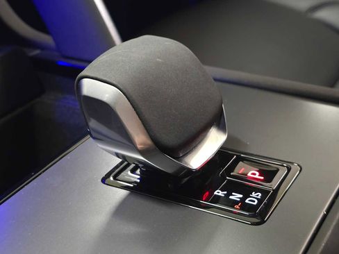 Certified 2025 Land Rover Discovery Sport Dynamic SE image 32