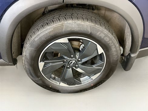 Used 2025 Nissan Rogue SV image 11