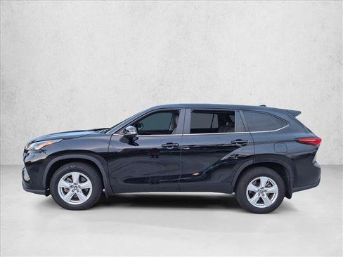 Certified 2024 Toyota Highlander LE FWD image 8