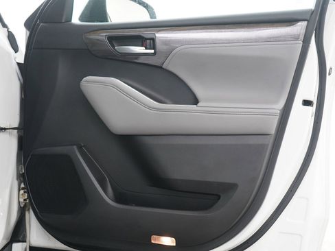 Used 2022 Toyota Highlander Limited image 9