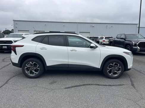 Used 2025 Chevrolet Trax LT w/ LT Convenience Package FWD image 6