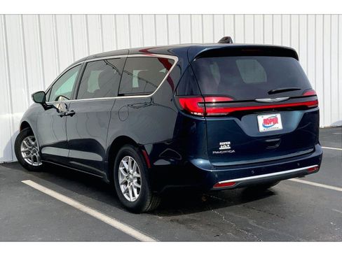 Used 2024 Chrysler Pacifica Touring-L image 10