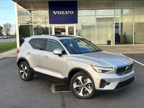 Certified 2025 Volvo XC40 B5 Plus AWD/4WD image 2