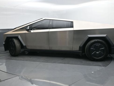 Used 2025 Tesla Cybertruck AWD Crew Cab image 3