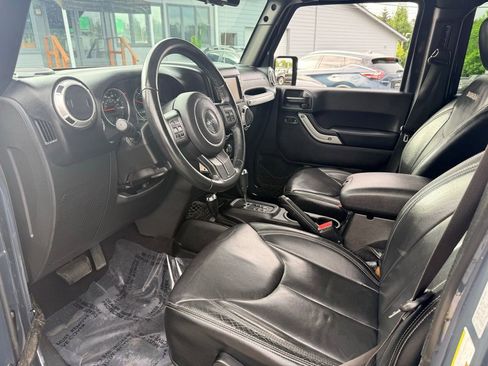 Used 2017 Jeep Wrangler Unlimited Sahara w/ Connectivity Group AWD/4WD image 14