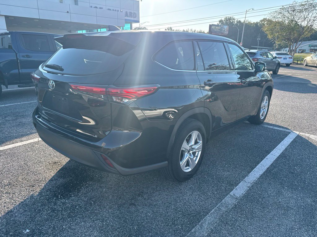 Used 2022 Toyota Highlander LE FWD image 6