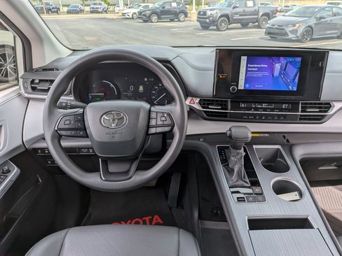 Used 2025 Toyota Sienna LE w/ LE Plus Package AWD/4WD image 29