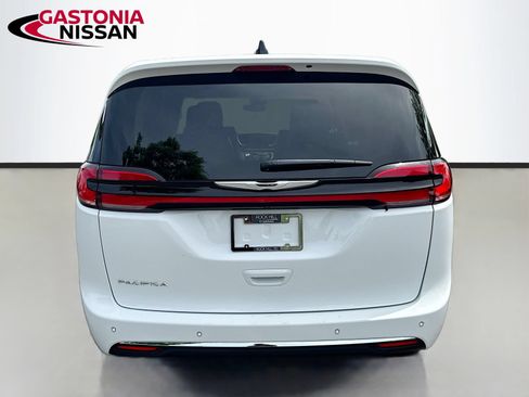 Used 2024 Chrysler Pacifica Touring-L FWD image 7
