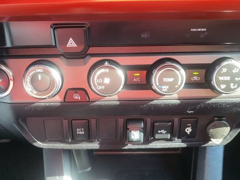 Used 2020 Toyota Tacoma TRD Sport AWD/4WD image 38