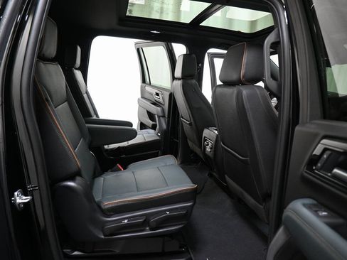 Used 2025 GMC Yukon XL AT4 w/ AT4 Premium Package AWD/4WD image 31