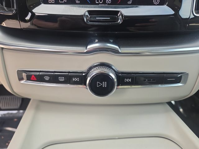 Used 2022 Volvo XC60 B5 Momentum AWD/4WD image 27