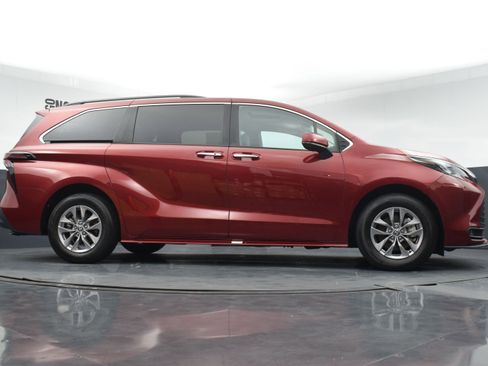 Used 2025 Toyota Sienna XLE FWD image 32