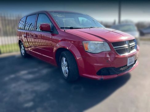 Used 2013 Dodge Grand Caravan SXT image 2