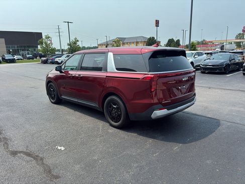Used 2025 Kia Carnival FWD image 5