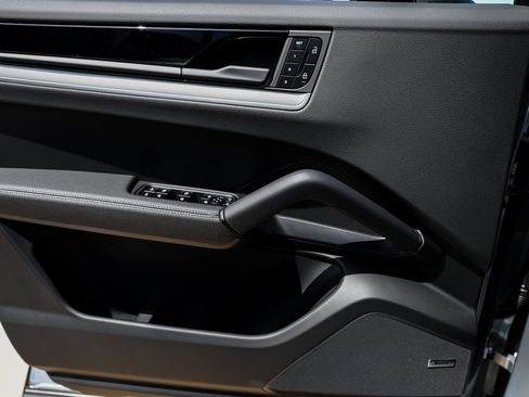 Certified 2025 Porsche Cayenne Coupe image 23
